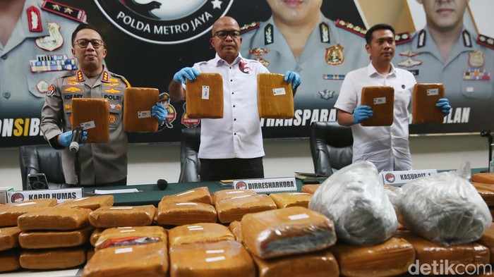 Polisi Bekuk Residivis Pengedar Ganja 99 Kg Polisi menangkap dua residivis pengedar ganja. Dari keduanya polisi menyita 99 Kg ganja.