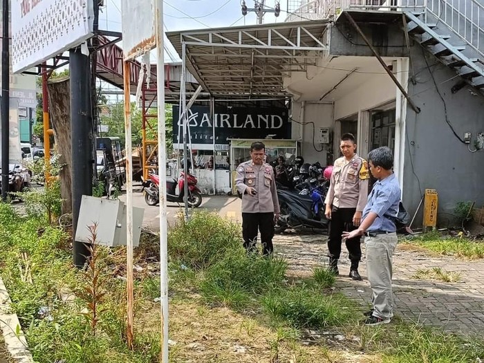 Polisi mengecek lokasi seorang pekerja tewas kesetrum di Jalan Ahmad Yani, Kelurahan Kalikabong, Kecamatan Kalimanah, Kabupaten Purbalingga, Senin (10/6/2024) siang.