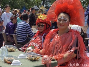 Keseruan Lomba Makan Otak-otak Tercepat Berpakaian Unik di Pangkalpinang