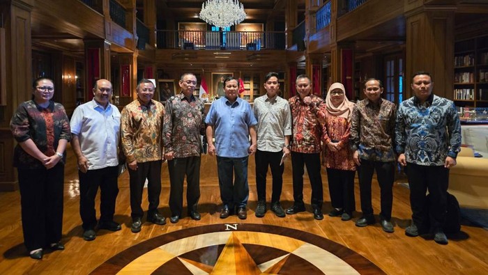 Prabowo-Gibran bersama jajaran rektorat Unair