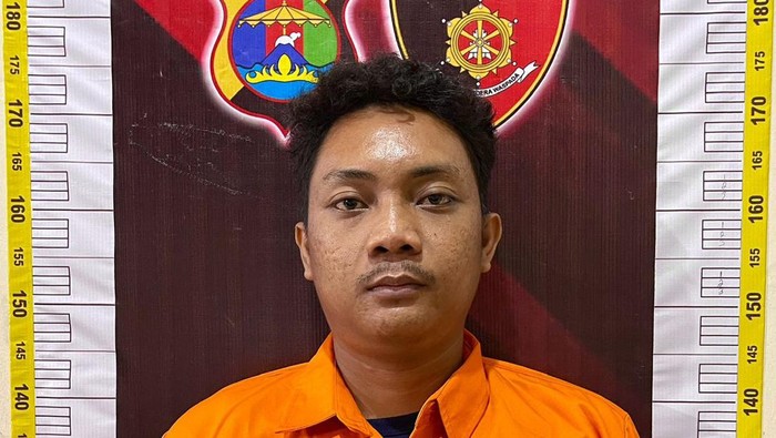 Pria bernama Dedi Haryadi (25) diamankan setelah kedapatan menjual hewan trenggiling.