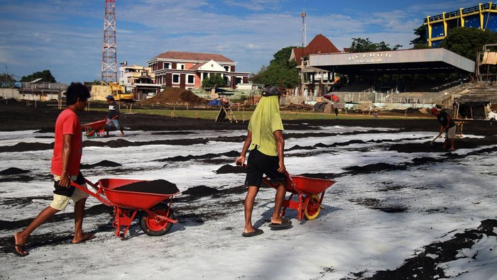 Foto udara kondisi renovasi stadion Gelora Kie Raha Ternate, Maluku Utara, Minggu (9/6/2024). Stadion yang memiliki luas 4.182 meter persegi dan akan dijadikan home base bagi tim Malut United pada Liga 1 tersebut saat ini penyelesaian renovasi telah mencapai 70 persen, ditargetkan selesai pada Agustus 2024. ANTARA FOTO/Andri Saputra/Spt.