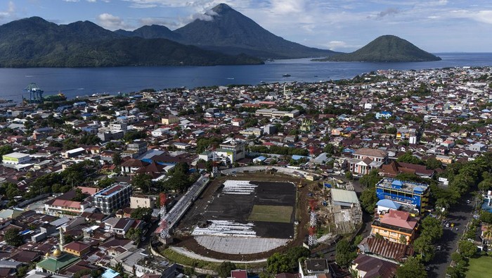 Foto udara kondisi renovasi stadion Gelora Kie Raha Ternate, Maluku Utara, Minggu (9/6/2024). Stadion yang memiliki luas 4.182 meter persegi dan akan dijadikan home base bagi tim Malut United pada Liga 1 tersebut saat ini penyelesaian renovasi telah mencapai 70 persen, ditargetkan selesai pada Agustus 2024. ANTARA FOTO/Andri Saputra/Spt.