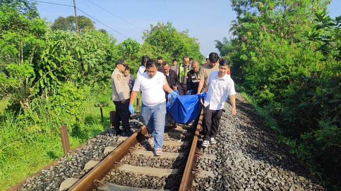 Proses evakuasi jasad Oma di Sukabumi
