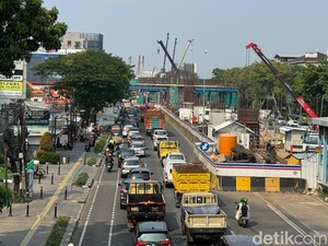 Ojol Terimbas Proyek LRT di Jl Pemuda-Jl Pramuka: Penumpang Susah-Macet Parah