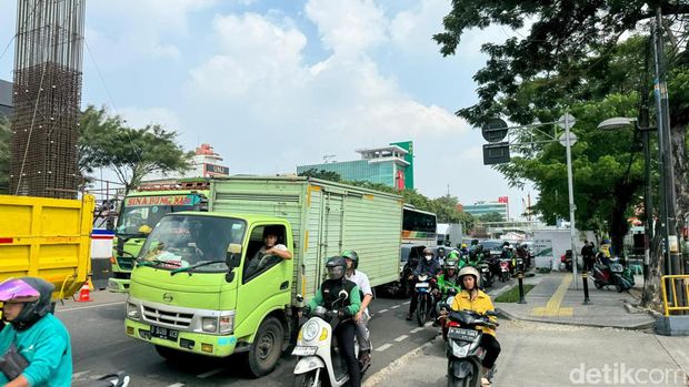 Proyek pembangunan LRT Jakarta Fase 1B rute Velodrome-Manggarai picu kemacetan di Jalan Pemuda, Jaktim dan Jalan Pramuka, Jakpus. Kemacetan terjadi setiap hari. (Gisella PL/detikcom)