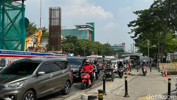 Proyek pembangunan LRT Jakarta fase 1B rute Velodrome-Manggarai terus berlangsung. Kemacetan parah terjadi di daerah Rawamangun, Jakarta Timur imbas proyek ini. (Gisella PL/detikcom)