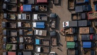 Puluhan truk yang membawa hewan kurban melakukan bongkar muat.  