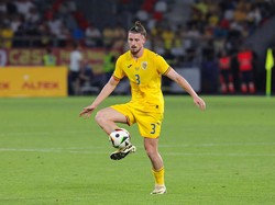 Rumania - Radu Dragusin. Bek 22 tahun dengan 17 caps ini dianggap punya masa depan cerah dan kini sedang merumput di Inggris bersama: Tottenham Hotspur. Foto: Getty Images/Vasile Mihai-Antonio