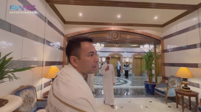 Raffi dan keluarganya diketahui menginap di salah satu hotel yang cukup terkenal di sana, Dar Al Tawhid Intercontinental. Hotelnya tersebut terletak tak jauh dari Masjidil Haram. Foto: YouTube/Rans Entertainment