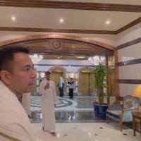 Raffi dan keluarganya diketahui menginap di salah satu hotel yang cukup terkenal di sana, Dar Al Tawhid Intercontinental. Hotelnya tersebut terletak tak jauh dari Masjidil Haram. Foto: YouTube/Rans Entertainment