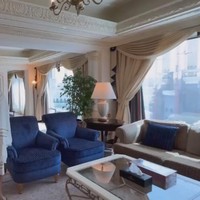 Tampak luas dan mewah, hotel yang didominasi warna putih itu memiliki beberapa kamar tidur. Seperti yang diketahui, Raffi memboyong keluarga besarnya, sehingga membutuhkan penginapan yang luas untuk dirinya dan keluarga. Foto: YouTube/Rans Entertainment