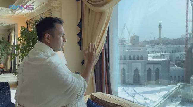 Tak hanya mewah dan luas, tempat penginapannya pun menyuguhkan pemandangan langsung ke Masjidil Haram. Dari kamarnya, pemandangan ke Masjidil Haram, terang Raffi dalam unggahan video di akun YouTube miliknya. Foto: YouTube/Rans Entertainment