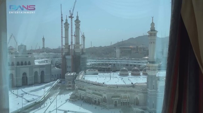 Raffi pun memamerkan pemandangan dari kamar hotelnya tersebut. Sayangnya posisi kamar Raffi dan Nagita kurang tinggi. Foto: YouTube/Rans Entertainment