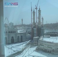 Raffi pun memamerkan pemandangan dari kamar hotelnya tersebut. Sayangnya posisi kamar Raffi dan Nagita kurang tinggi. Foto: YouTube/Rans Entertainment