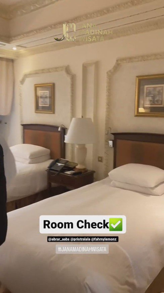 Potret kamar tidur di penginapan Raffi dan keluarga selama berada di tanah suci. Didominasi warna putih dan coklat muda, ruangan kamar tidur tersebut memberikan kesan hangat dan nyaman. Foto: YouTube/Rans Entertainment