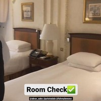 Potret kamar tidur di penginapan Raffi dan keluarga selama berada di tanah suci. Didominasi warna putih dan coklat muda, ruangan kamar tidur tersebut memberikan kesan hangat dan nyaman. Foto: YouTube/Rans Entertainment