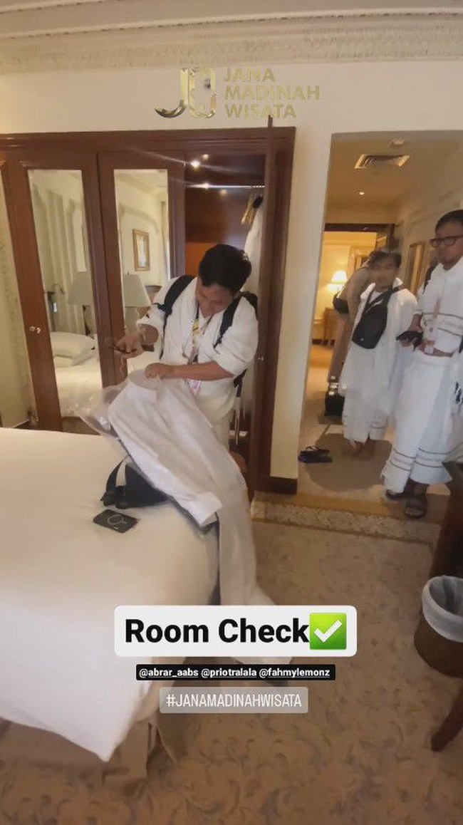Hotel yang dipilih oleh Raffi dan Nagita menyediakan fasilitas yang cukup lengkap. Di dalam lemari kamar hotel juga disediakan pakaian untuk para jamaah haji. Foto: YouTube/Rans Entertainment