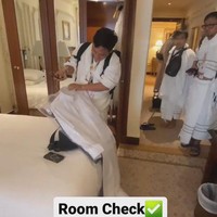 Hotel yang dipilih oleh Raffi dan Nagita menyediakan fasilitas yang cukup lengkap. Di dalam lemari kamar hotel juga disediakan pakaian untuk para jamaah haji. Foto: YouTube/Rans Entertainment