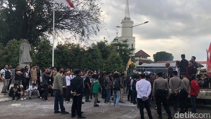 Ratusan mahasiswa menggeruduk Gedung DPRD DIY, Malioboro, Kota Jogja, Senin (10/6/2024).