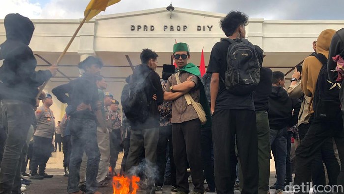 Ratusan mahasiswa menggeruduk Gedung DPRD DIY, Malioboro, Kota Jogja, Senin (10/6/2024).