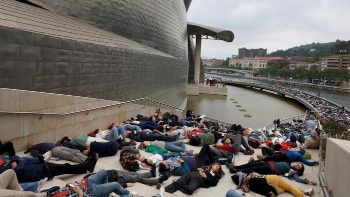 Protesters lay on the ground outside Bilbao's Guggenheim Museum of modern art to mimic casualties in Gaza, during a protest organised by the Gernika-Palestina collective from the Basque region of Spain, amid the Israel-Hamas conflict, in Bilbao, Spain, June 8, 2024. REUTERS/Vincent West