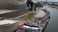 Mereka juga membentangkan bendera Palestina selama aksi tersebut.  