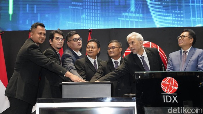 Resmi Melantai di BEI, Saham BATR Naik 10,91 % Benteng Api Technic atau BAT Refractories (BATR) resmi melantai di Bursa Efek Indonesia (BEI), Senin (10/6). Sahamnya naik 10,91% ke posisi Rp 122 per saham.