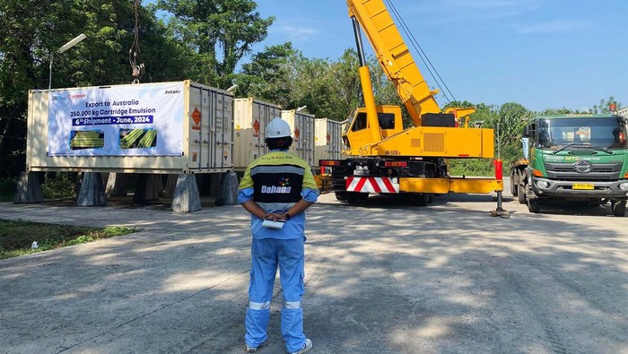 RI Ekspor 250 Ton Bahan Peledak ke Australia PT DAHANA kembali mengekspor bahan peledak jenis Cartridge Emulsion sebanyak 250 ton ke Australia. Jenis bahan peledak Cartridge Emulsion produksi DAHANA ini telah mendapatkan kepercayaan yang luas di industri bahan peledak Australia.