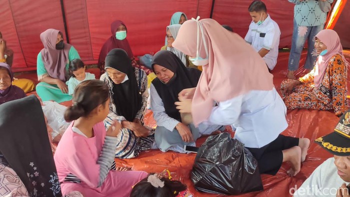 Ribuan warga mengungsi dampak tangki TBBM Pertamina di Tuban bocor