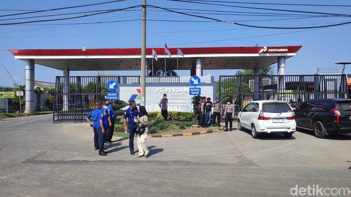 Ribuan warga mengungsi dampak tangki TBBM Pertamina di Tuban bocor