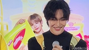 Ekspresi malu-malu Wonbin ketika diminta buat flirting. (Foto: Atmi Ahsani Yusron/detikcom)