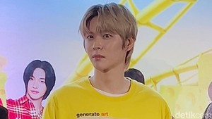 Eunseok lagi ngelirik ke BRIIZE yang mana tuh ya? Aduh iri banget! (Foto: Atmi Ahsani Yusron/detikcom)