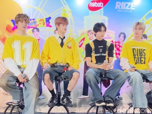 (Kiri ke Kanan) Anton, Sohee, Wonbin, Eunseok RIIZE saat konferensi pers Meet & Greet RIIZE di Jakarta, Sabtu (8/6/2024), di Beach City International Stadium (BCIS) Ancol, Jakarta Utara.