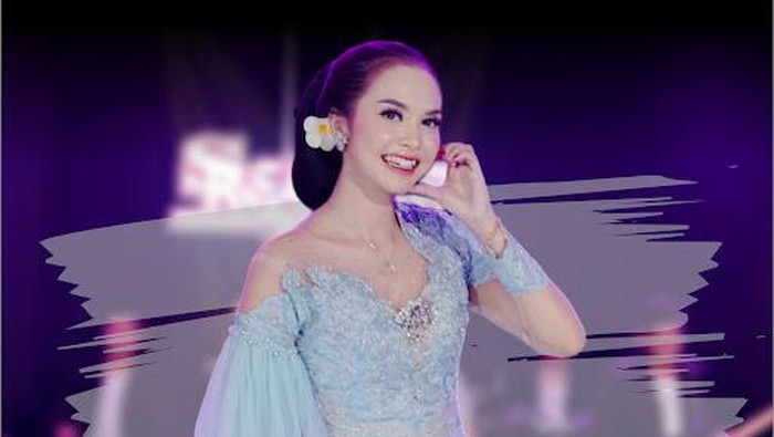 Rina Aditama menyanyikan lagu Lestari.