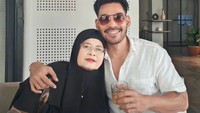 Ketika memiliki waktu senggang, ia memilih menghabiskan bersama ibunya. Datang ke restoran dan makan bersama menjadi gaya quality time bagi ibu dan anak ini. Foto: Instagram/robbypurba