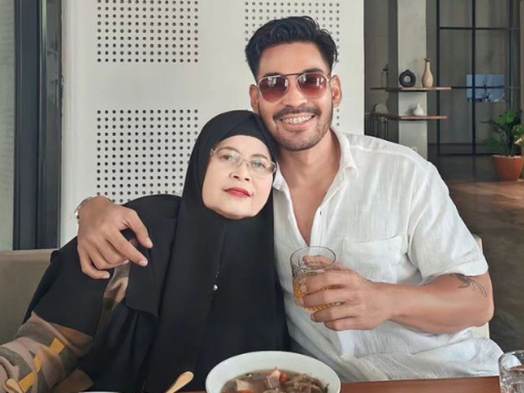 Robby Purba Ajak Ibunda Kulineran hingga Belanja ke Supermarket