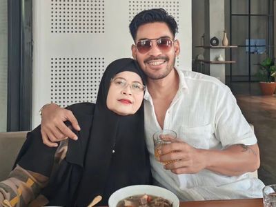 Robby Purba Ajak Ibunda Kulineran hingga Belanja ke Supermarket
