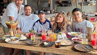 Sebagai sosok yang ramah, ia tak pernah lelah membantu orang terdekatnya. Saat datang ke Bali, Robby ikut mempromosikan bisnis restoran milik kerabatnya. Foto: Instagram/robbypurba