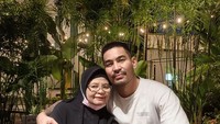 Kemesraan Robby Purba dan ibundanya terus ditampilkan di sosial media. Manjanya Robby kepada ibunda tak malu diperlihatkan bahkan ketika ia meminta ditemani minum kopi. Foto: Instagram/robbypurba