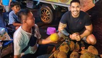 Kecintaan Robby Purba pada durian tidak pernah bisa dikendalikan. Ia tak sungkan untuk berhenti dan membeli sebagian durian ketika melihat penjual kaki lima. Foto: Instagram/robbypurba