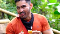 Robby Purba juga terkenal sebagai seorang catlovers. Ia rela naik gunung untuk membagikan makanan pada kucing di jalur pendakian dengan menyantap gorengan sebagai bekalnya. Foto: Instagram/robbypurba