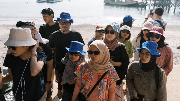 Rombongan wisatawan bersama detikTravel berlibur di Pulau Padar.