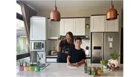Untuk bagian dapurnya didominasi warna putih dan tampak lebih modern. Foto: Tangkapan layar Instagram Tamara Bleszynski @tamarableszynski