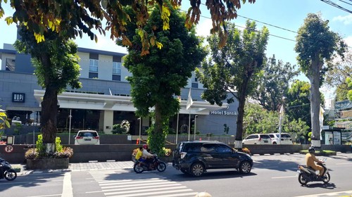 Salah satu hotel di Kota Mataram yang berlokasi tidak jauh dari lokasi MXGP 2024, Senin (10/6/2024).