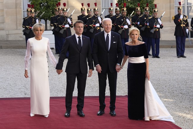 Selain Salma dan suaminya, hadir pula musisi AS Pharrell Williams yang kini menjabat sebagai kepala tim desain busana pria Louis Vuitton, dan bintang tenis lawas John McEnroe. (Foto: AP Photo/Evan Vucci)