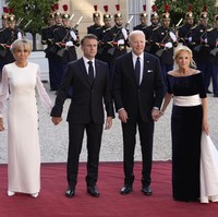 Selain Salma dan suaminya, hadir pula musisi AS Pharrell Williams yang kini menjabat sebagai kepala tim desain busana pria Louis Vuitton, dan bintang tenis lawas John McEnroe. (Foto: AP Photo/Evan Vucci)