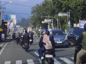 Viral Pemotor Tendang Spion Mobil di Puncak saat One Way, Salah Siapa?