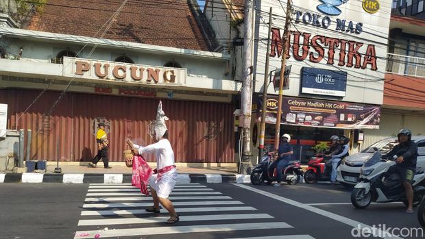 Seniman asal Bali, I Made Arya Dwita Dedok melakukan happening art catus pata atau ruwat bumi di depan Rejowinangun Magelang, Senin (10/6/2024).