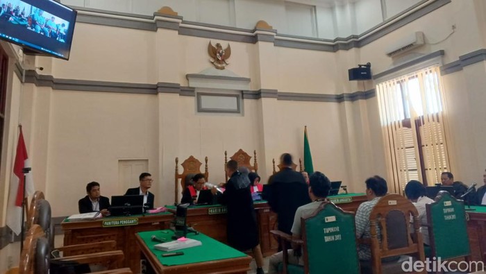 Sidang tuntutan mantan Kadis LHK Sumut Binsar Situmorang bersama dua tersangka lainnya (Nizar Aldi/detikSumut)
